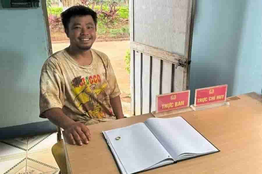 Mr. An went to the police station to return the gold to the person who dropped it. Photo: DVCC