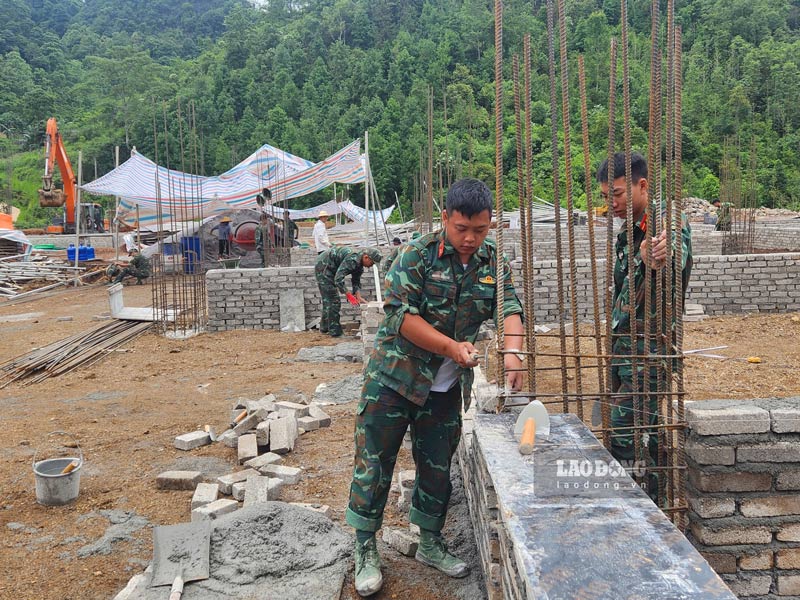 Vào ngày 2.6 vừa qua, Quân khu 1 đã bàn giao 440 cán bộ, chiến sĩ trực tiếp đến các dự án tham gia hỗ trợ xây dựng. Ảnh: Trọng Lộc