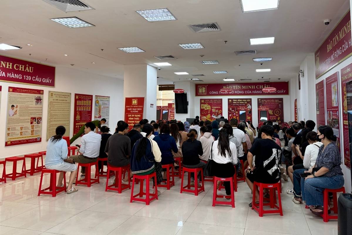 Vàng nhẫn tiếp tục thu hút nhiều người đến giao dịch. Ảnh: Linh Đan