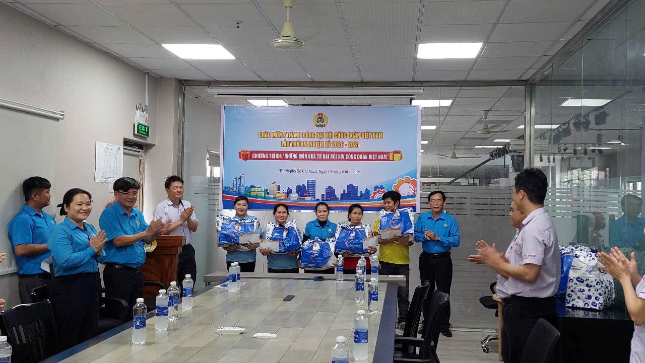 Công đoàn TPHCM trao quà cho công nhân khó khăn ở phường Tân Hiệp. Ảnh: LĐLĐ TPHCM cung cấp