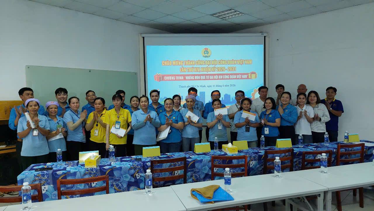 Ho Chi Minh City Trade Union gives gifts to workers in difficult circumstances in Hoa Loi ward. Photo: Provided by Ho Chi Minh City Labor Federation