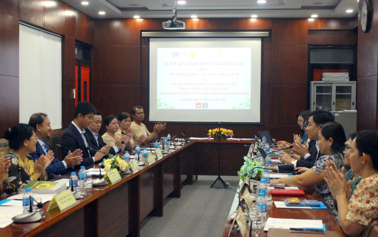Quang cảnh buổi ký kết hợp tác phát triển bền vững lúa mùa nổi. Ảnh: Thanh Mai