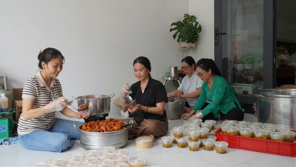 Từ 4h sáng, các thành viên nhóm đã bắt tay vào chuẩn bị suất ăn. Ảnh: Nam Phương