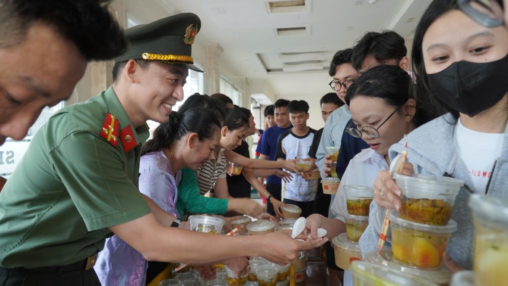 Phát suất ăn tận tay các em thí sinh. Ảnh: Nam Phương