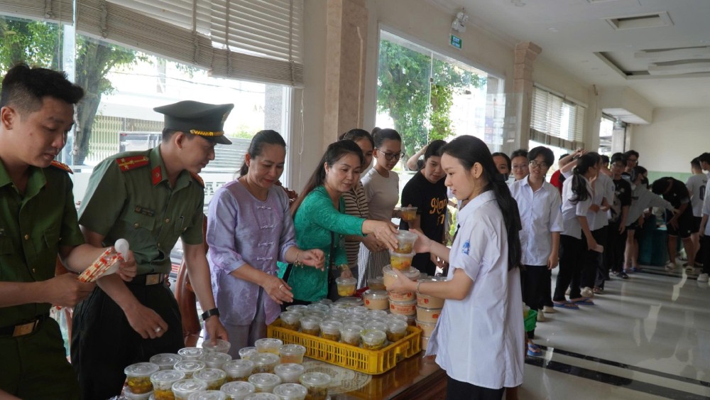 Hàng trăm suất ăn cho thí sinh đi thi. Ảnh: Nam Phương