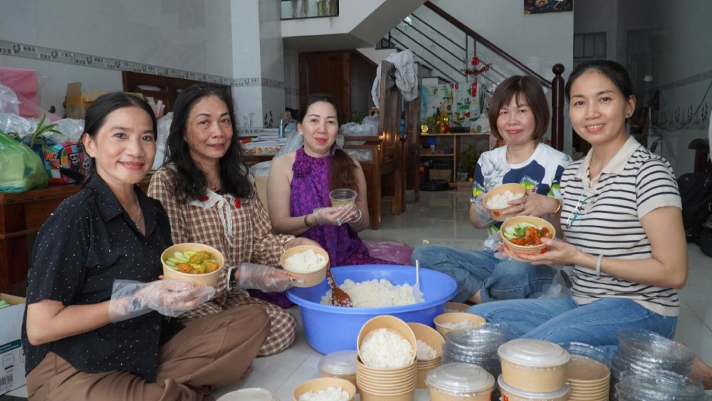 Many volunteers participate in cooking free meals for candidates on the island (Kien Hai special zone, An Giang province) coming to the mainland to take the high school graduation exam. Photo: Nam Phuong