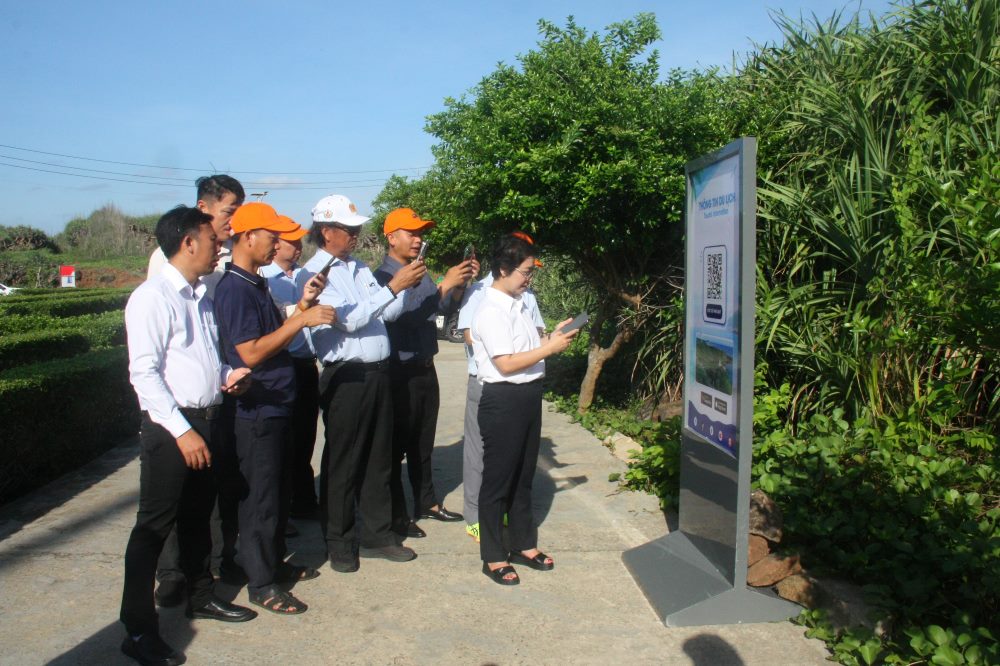 Số hóa thông tin các điểm di tích lịch sử, văn hóa và điểm tham quan tại đảo Phú Quý để mỗi người dân, du khách đều có thể tra cứu bằng điện thoại. Ảnh: Duy Tuấn 