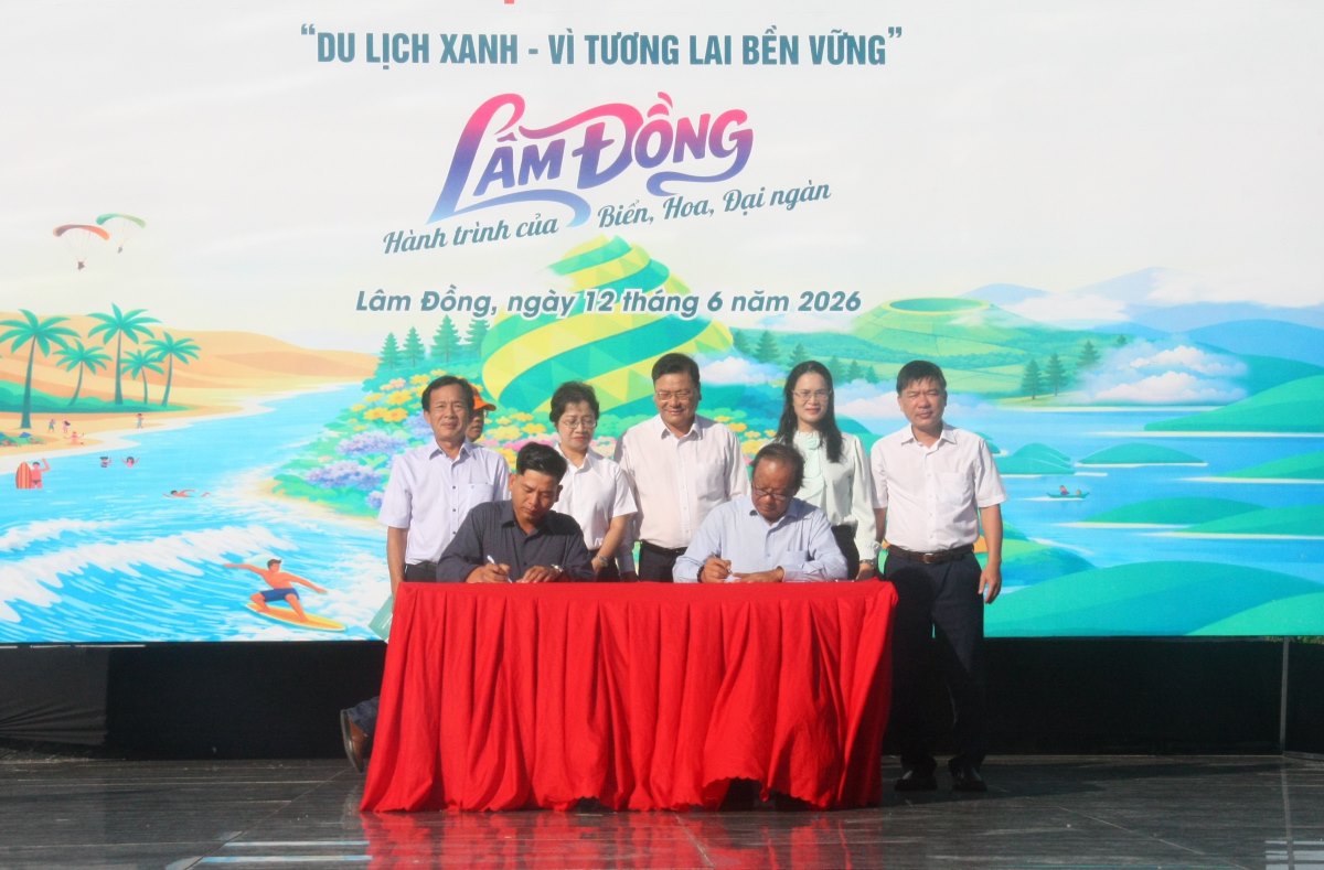 Các doanh nghiệp kinh doanh dịch vụ du lịch ở đảo Phú Quý ký cam kết hạn chế sử dụng sản phẩm nhựa dùng một lần. Ảnh: Duy Tuấn 