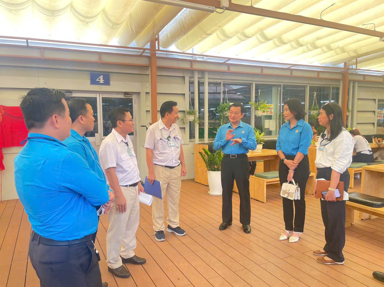 Đoàn đến thăm khu nghỉ giữa ca tại Công ty TNHH Yazaki EDS Việt Nam. Ảnh: Đình Trọng