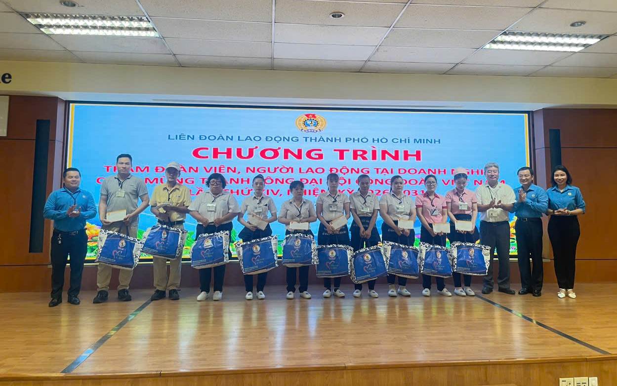 Công đoàn TPHCM trao quà cho công nhân khó khăn đang làm việc ở Công ty TNHH Giày Thông Dụng. Ảnh: Đình Trọng