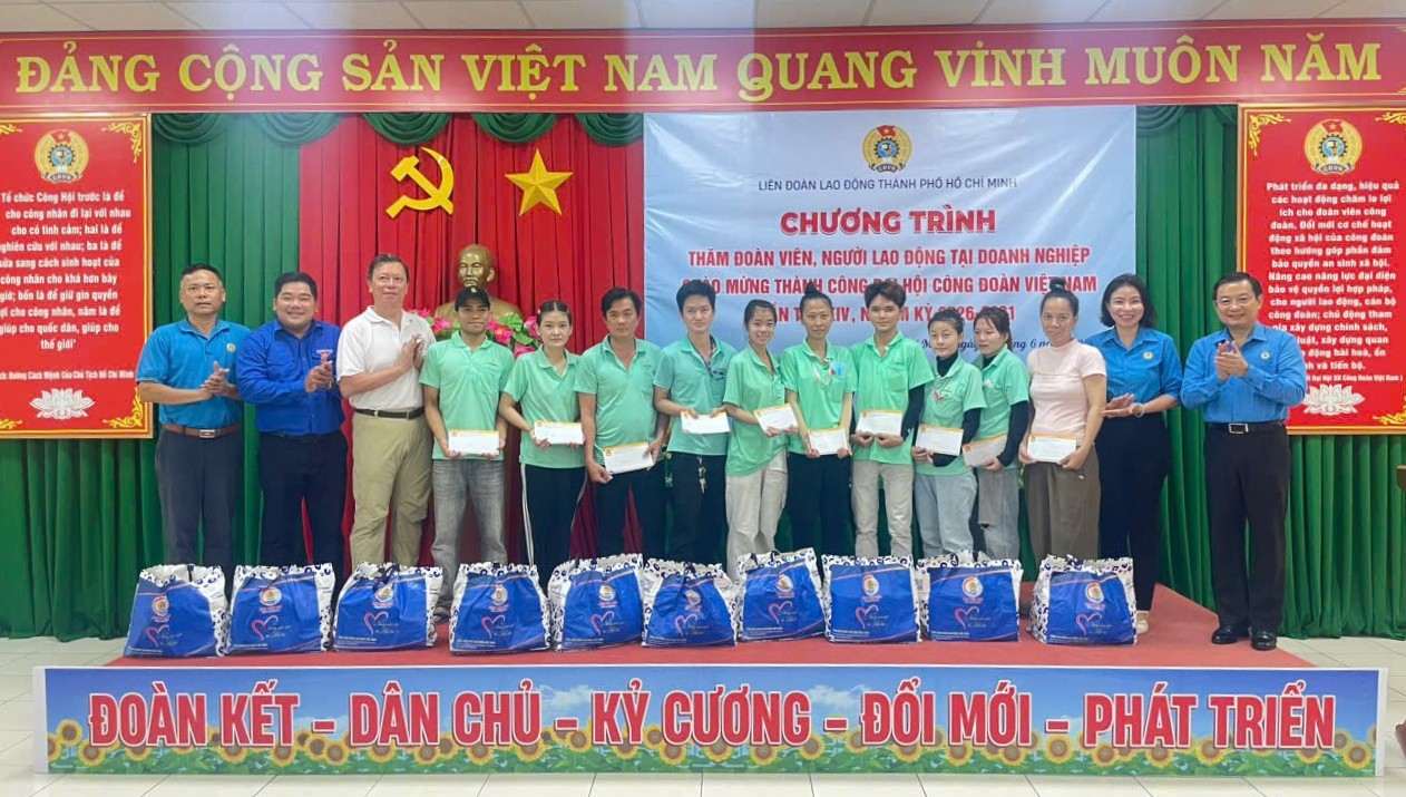 Ho Chi Minh City Trade Union presents gifts to workers in difficult circumstances working at Thong Dung Shoe Co., Ltd. Photo: Dinh Trong