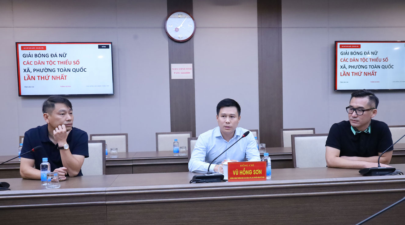 Đoàn công tác của VTV 5 tại buổi làm việc. 