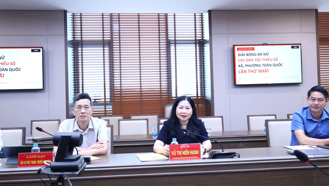 Bà Vũ Thị Hiền Hạnh - Phó Chủ tịch UBND tỉnh Lào Cai phát biểu tại buổi làm việc. Ảnh: Nguyễn Hiên