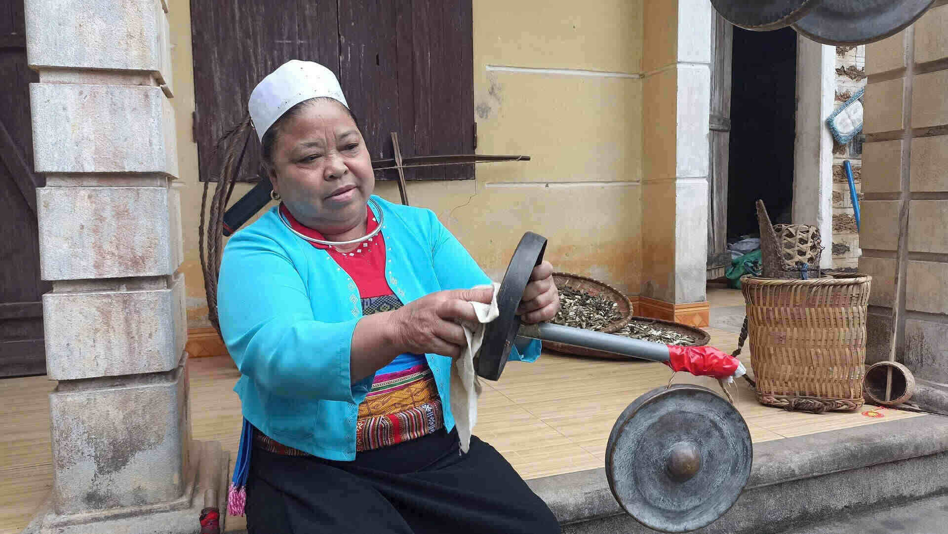 Bà Bùi Thị Năm là người đã đứng ra thành lập Câu lạc bộ văn hóa Mường xã Quảng Lạc. Ảnh: Diệu Anh