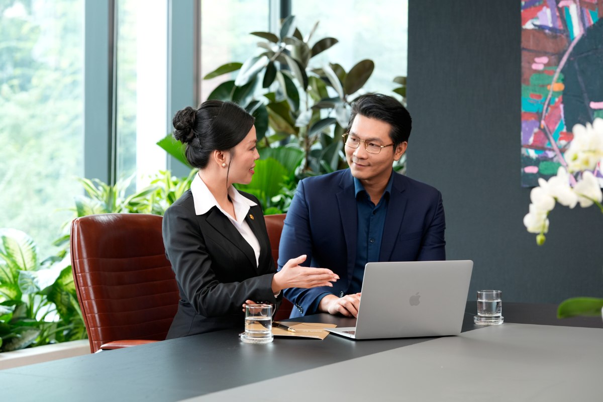 Ảnh 3: Đội ngũ chuyên gia BIDV Private Banking trao đổi với khách hàng tại Chi nhánh Trung tâm Khách hàng Cá nhân Cao cấp Miền Nam