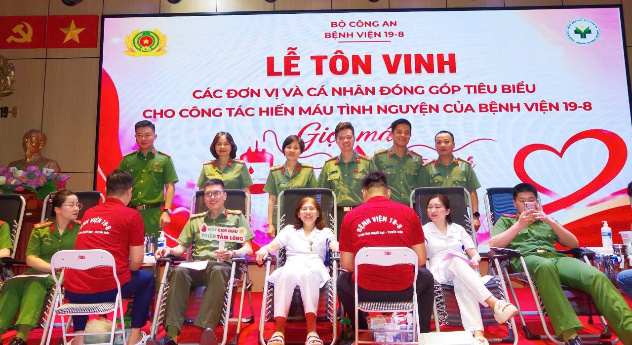 Các cán bộ chiến sĩ công an tham gia hiến máu. Ảnh: Trần Hằng