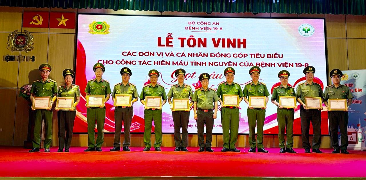 Lãnh đạo Bệnh viện 19-8 trao chứng nhận cho các tập thể, cá nhân tiêu biểu. Ảnh: Thùy Linh