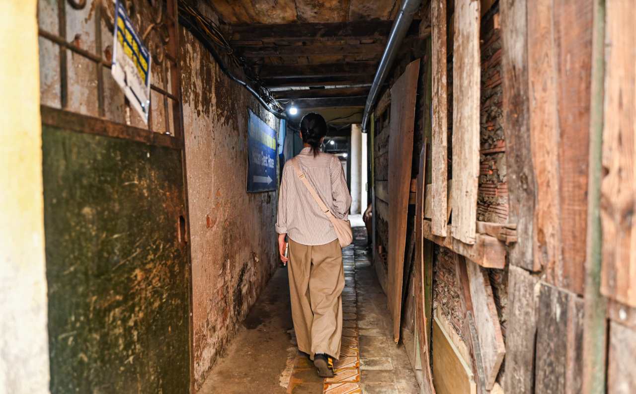Quán ăn nằm sau bên trong con ngõ nhỏ. Ảnh: Ngọc Hà