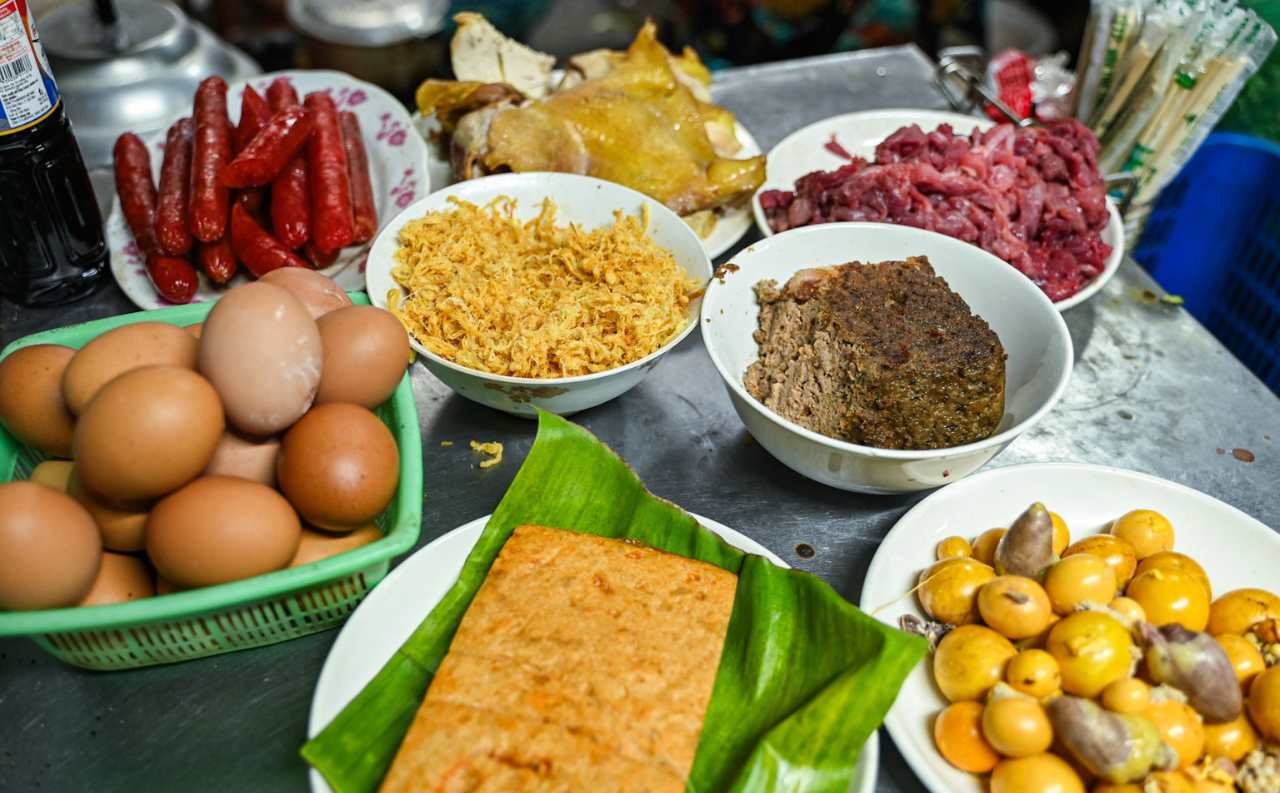 Thực khách có thể lựa chọn kết hợp nhiều nguyên liệu khi thưởng thức. Ảnh: Ngọc Hà