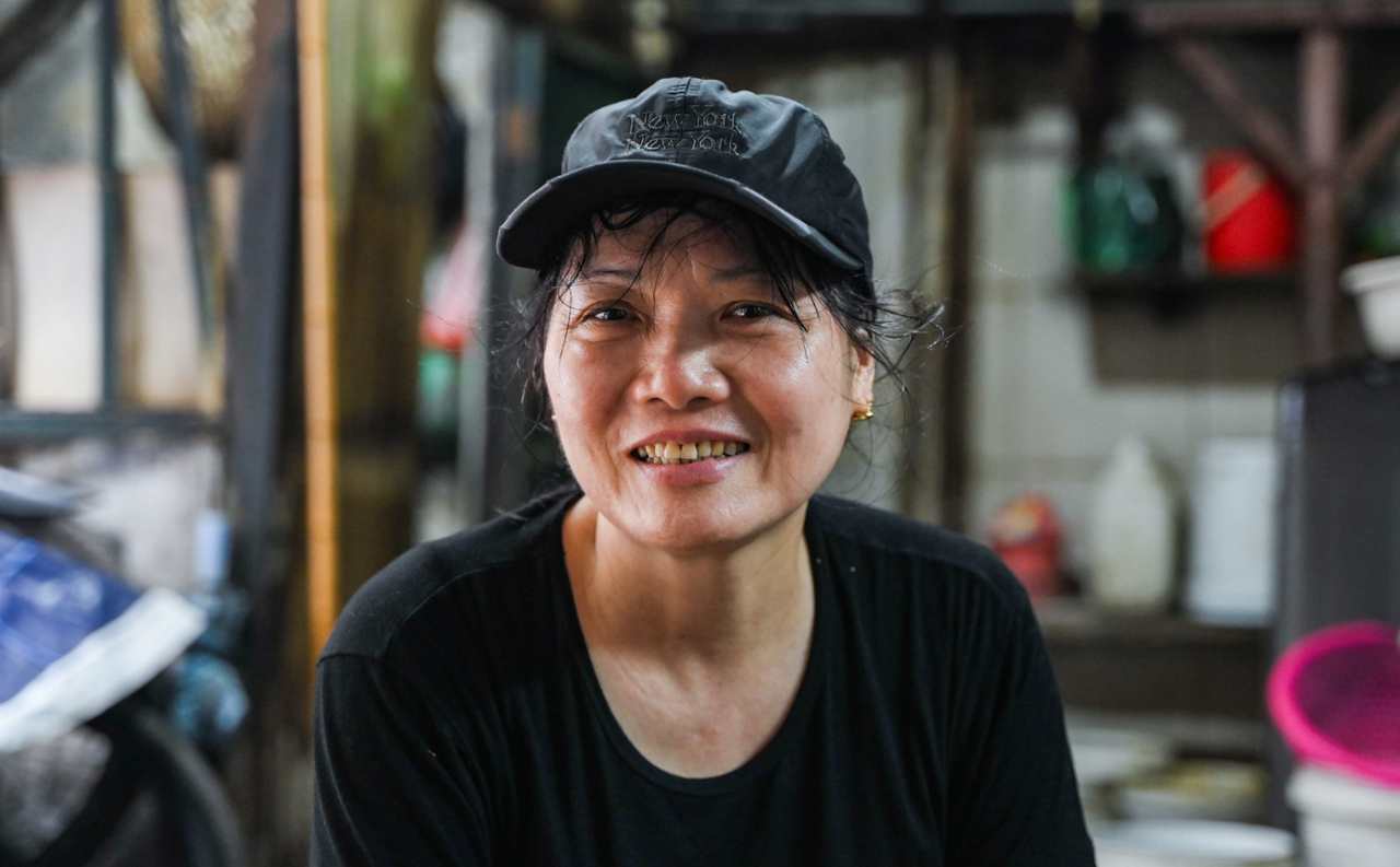 Chủ quán được nhiều người nhận xét là hiền lành, tận tâm với khách. Ảnh: Ngọc Hà