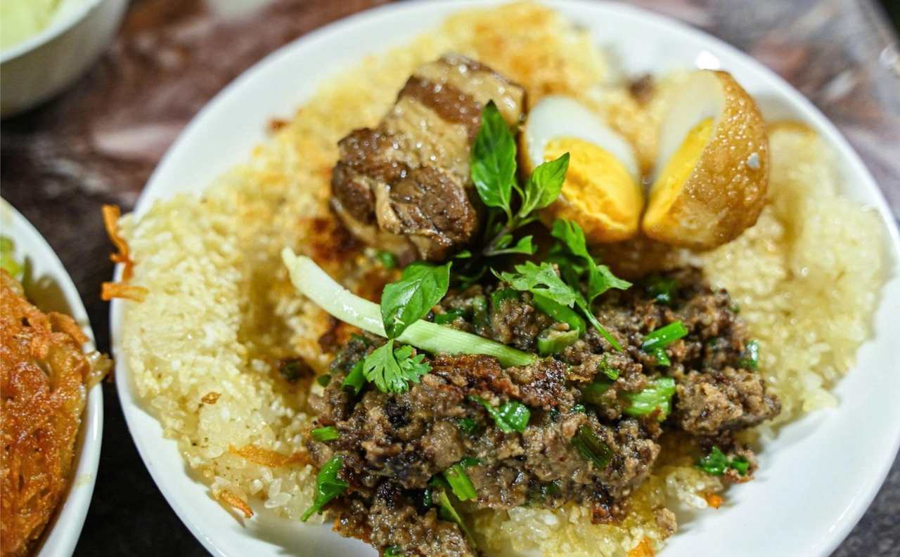 Xôi rán được ăn kèm pate, thịt kho trứng. Ảnh: Ngọc Hà