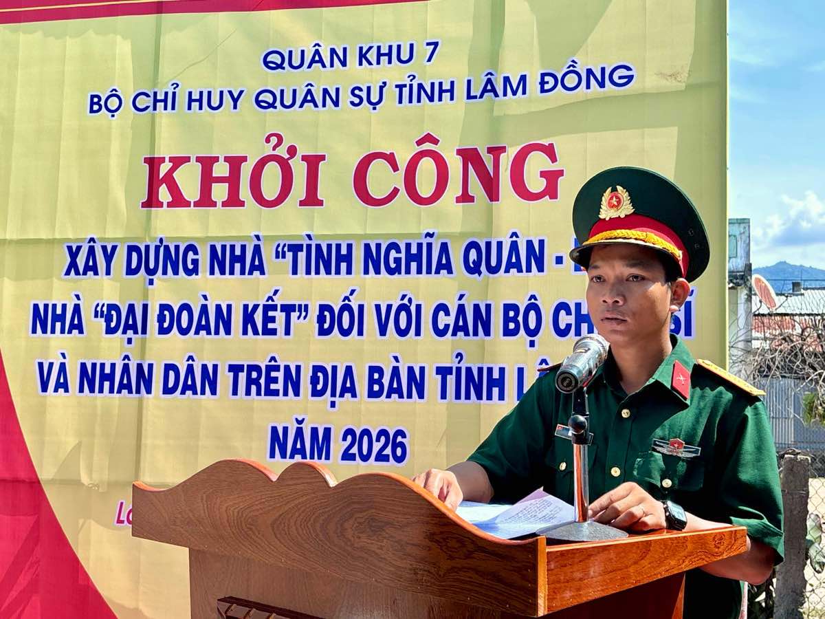 Đại úy Mai Duy Mến phát biểu cảm ơn tại lễ khởi công. Ảnh: Tấn Thành