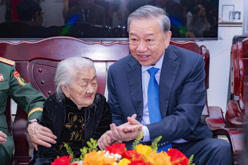 The President decided to give gifts to nearly 1.6 million people with meritorious services on the occasion of July 27. In the photo, General Secretary and President To Lam visits Vietnamese Heroic Mother Huynh Thi Me to celebrate the 51st anniversary of the Complete Liberation of the South and National Reunification Day (April 30, 1975 - April 30, 2026) on April 25 in Da Nang. Photo: Ngoc Nha