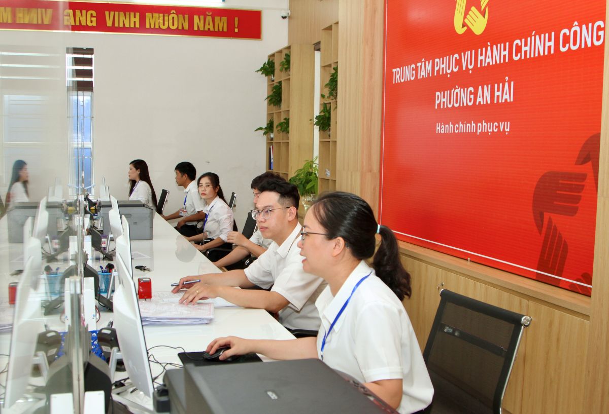 Hai Phong temporarily suspends the recruitment of civil servants and public employees. In the photo, the Public Administration Service Center in An Hai ward (Hai Phong). Photo: Viet Cuong