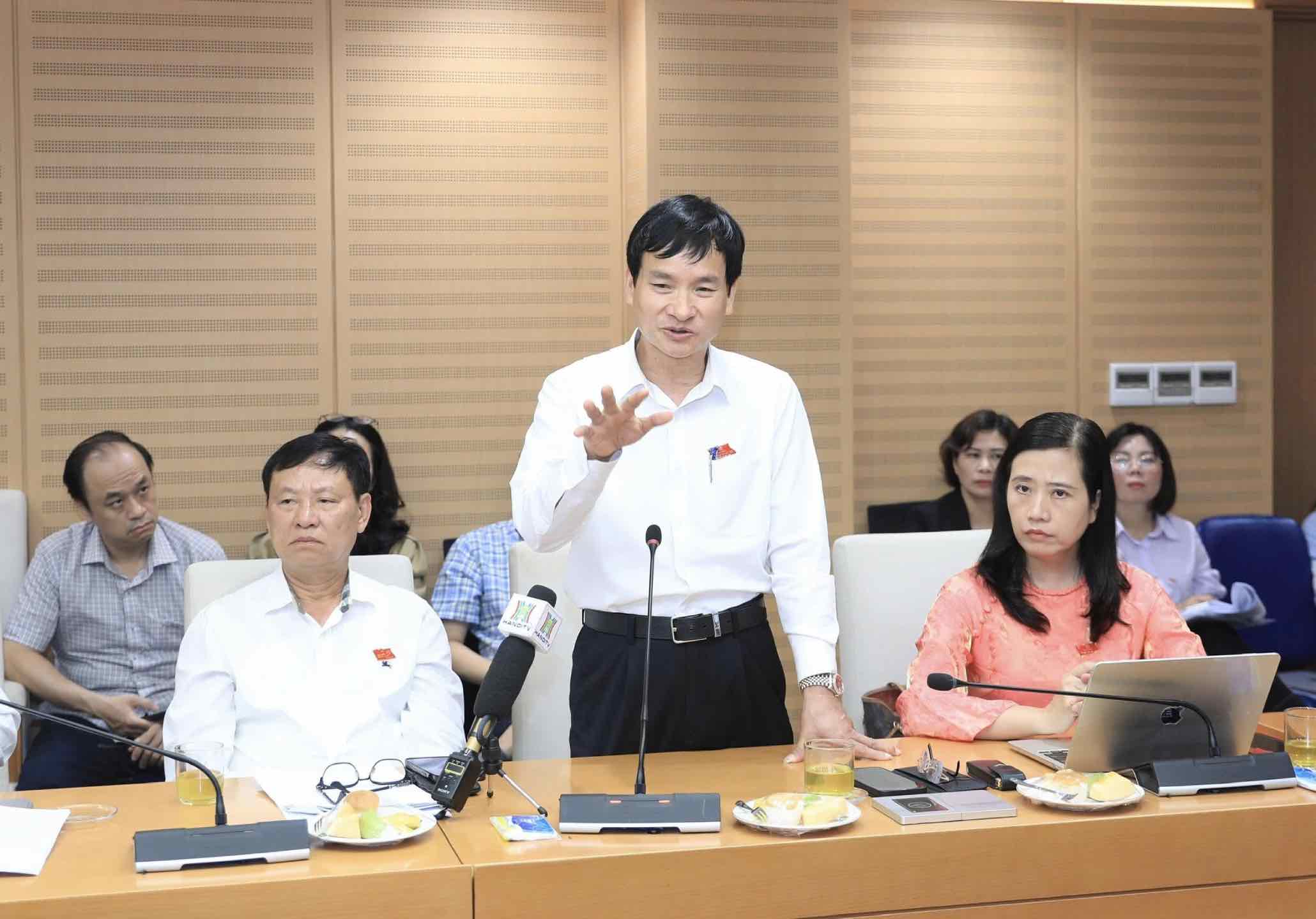 Mr. Nguyen Doan Hoan - Secretary of the Party Committee, Chairman of the People's Council of Phuc Tho commune speaks at the group discussion session. Photo: Quang Thai