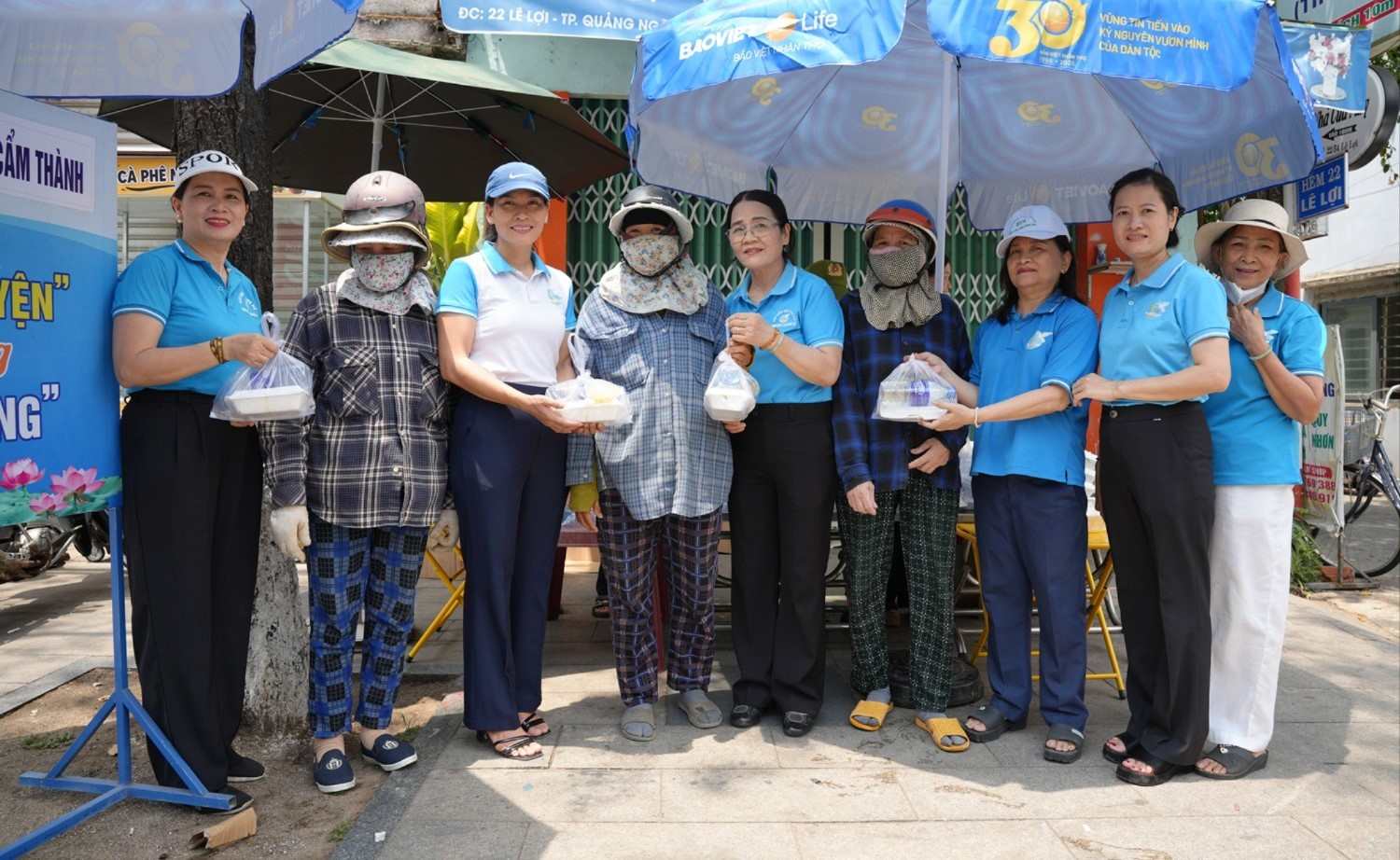 Free meals and drinking water are handed directly to disadvantaged workers in Quang Ngai. Photo: Hoai Thuan