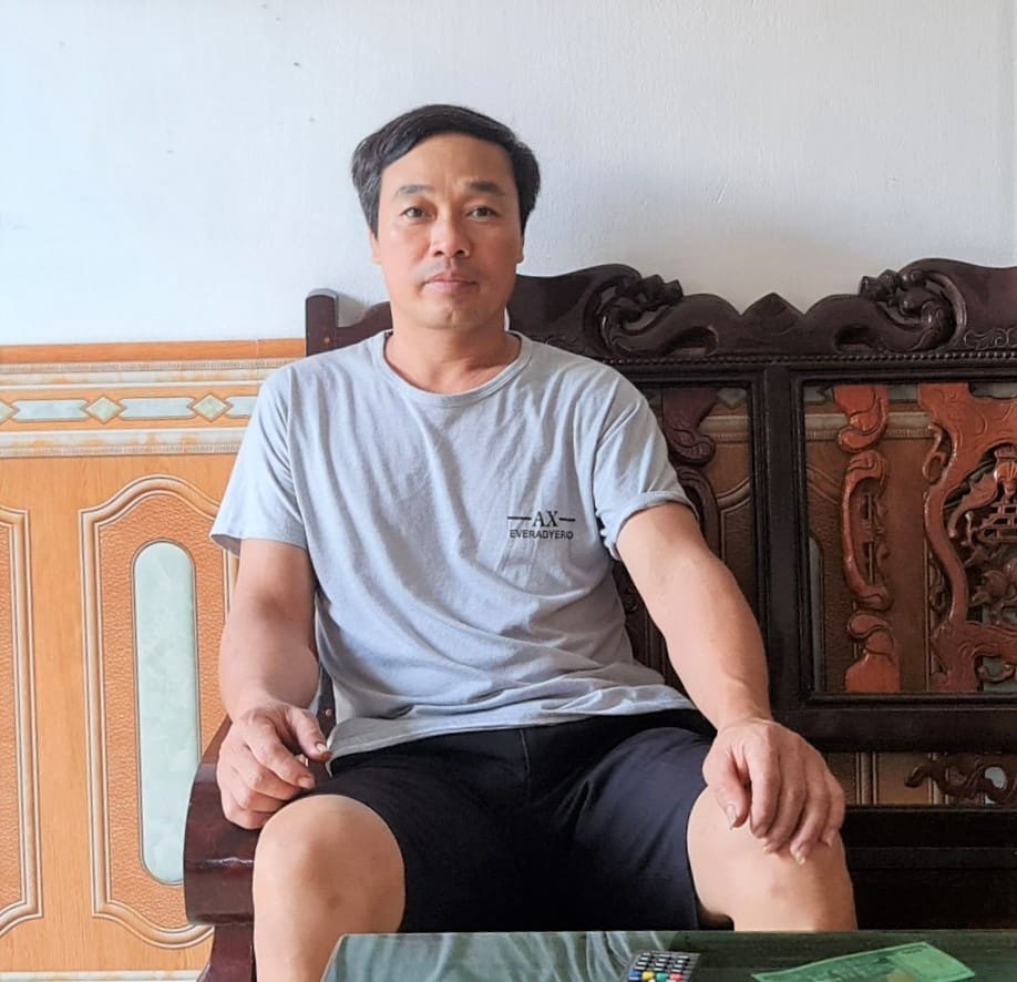 Anh Chinh - công nhân đóng tàu dự kiến sẽ nghỉ xem các trận đấu quan trọng nếu diễn ra vào ban ngày. Ảnh: Nhân vật cung cấp. 