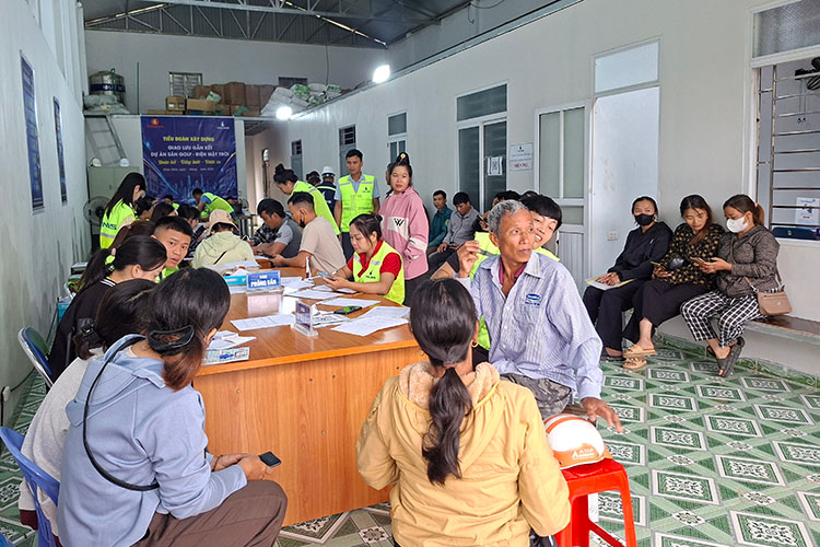 General workers in Dien Bien province participate in applying at VinCons. Photo: Quang Dat