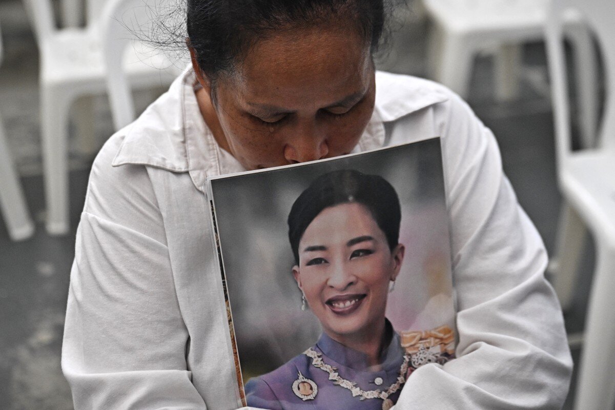 Des Thaïlandais tiennent une photo de la princesse Bajrakitiyabha devant l'hôpital Chulalongkorn à Bangkok le 12 juin. Photo: AFP