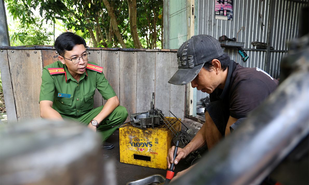 Lực lượng Công an cơ sở thường xuyên đến động viên anh N.V.T có thêm động lực hòa nhập cộng đồng. Ảnh: Vũ Tiến