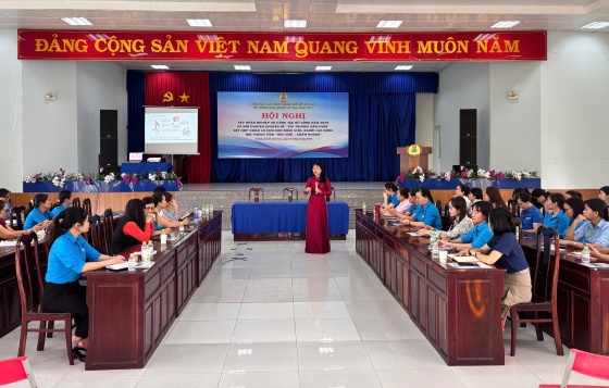 Báo cáo viên triển khai nội dung tập huấn. Ảnh: