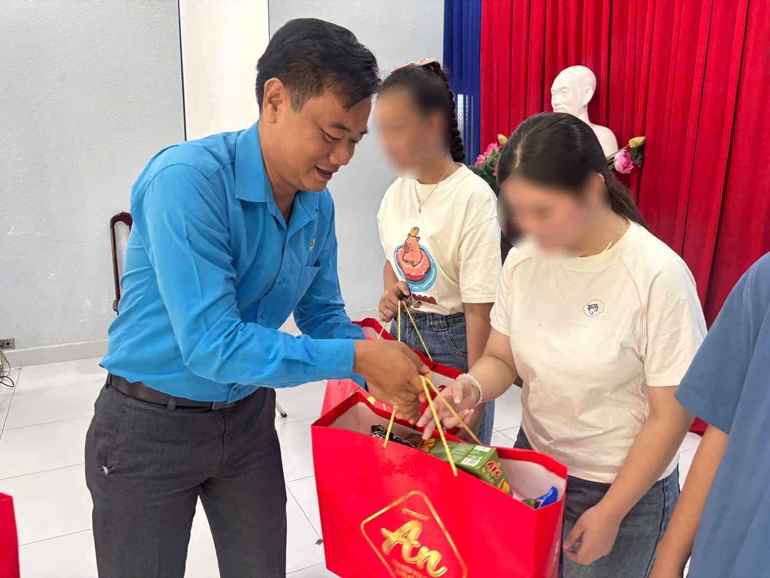 Lãnh đạo Tổ công tác quản lý địa bàn số 9 trao quà cho con em công nhân. Ảnh: