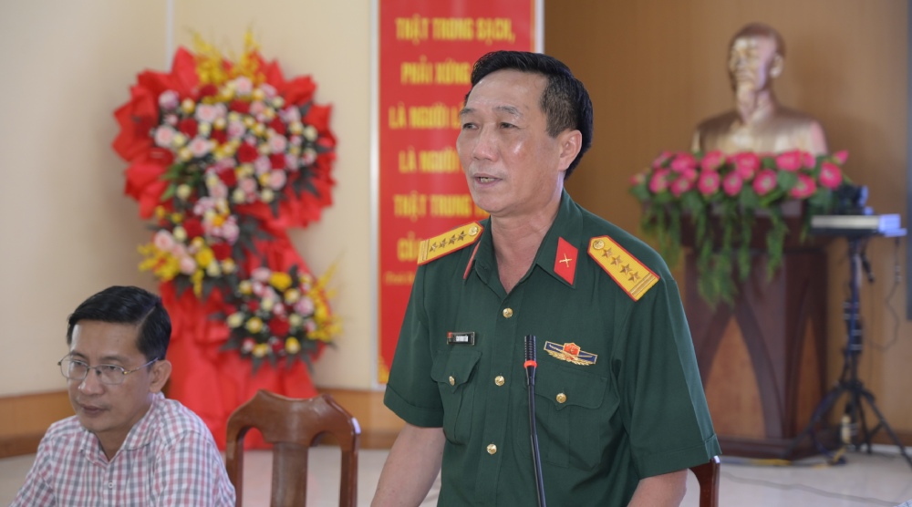 Đại tá Cao Minh Tâm - Phó Chính ủy Bộ CHQS tỉnh An Giang phát biểu. Ảnh: Phương Vũ