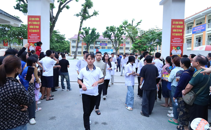 Nhiều bậc phụ huynh, cha mẹ đợi con trước cổng trường. Ảnh: Nguyễn Hiên