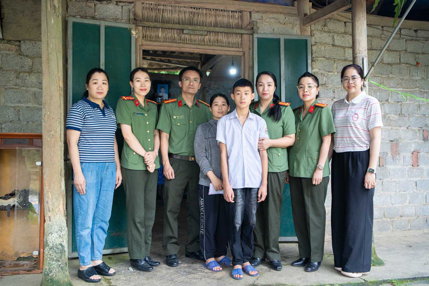 Cán bộ, chiến sĩ Phòng Hồ sơ nghiệp vụ Công an tỉnh Lào Cai thăm hỏi, trao quà hỗ trợ học sinh có hoàn cảnh khó khăn tại xã Cốc San. Ảnh: CA Lào Cai
