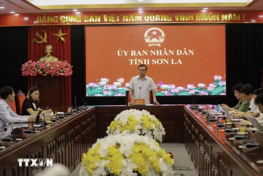 Réunion pour évaluer l'avancement du déploiement des investissements dans la construction d'écoles secondaires internes à plusieurs niveaux primaires et secondaires dans les communes frontalières de la province de Sơn La. Photo: TTXVN