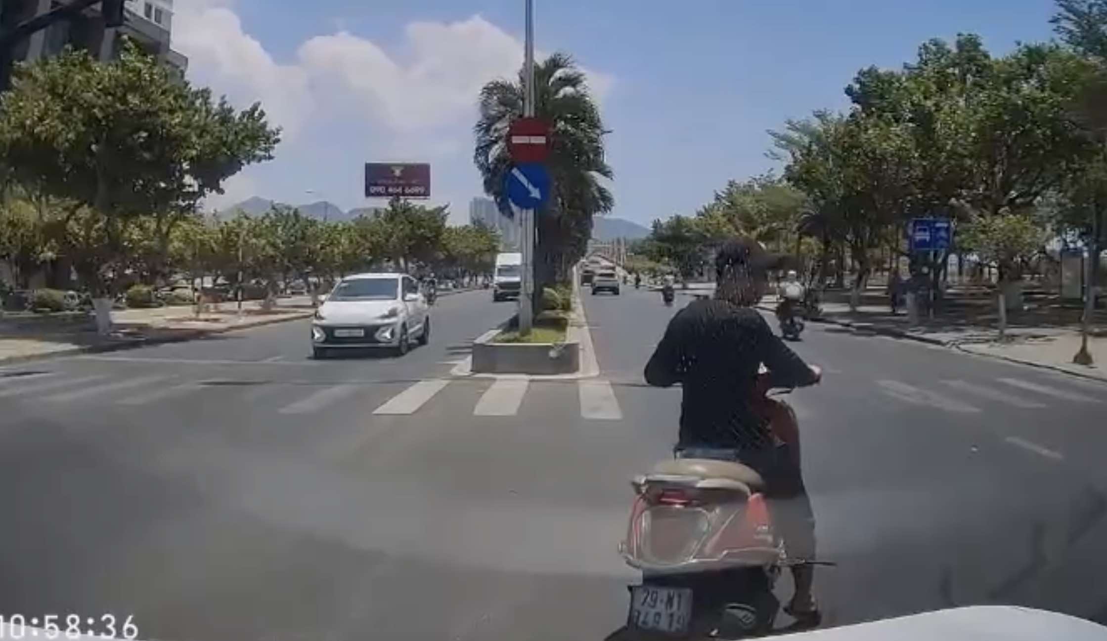 Lực lượng chức năng vừa xử phạt người đi xe máy cản trở giao thông. Ảnh: Hữu Long