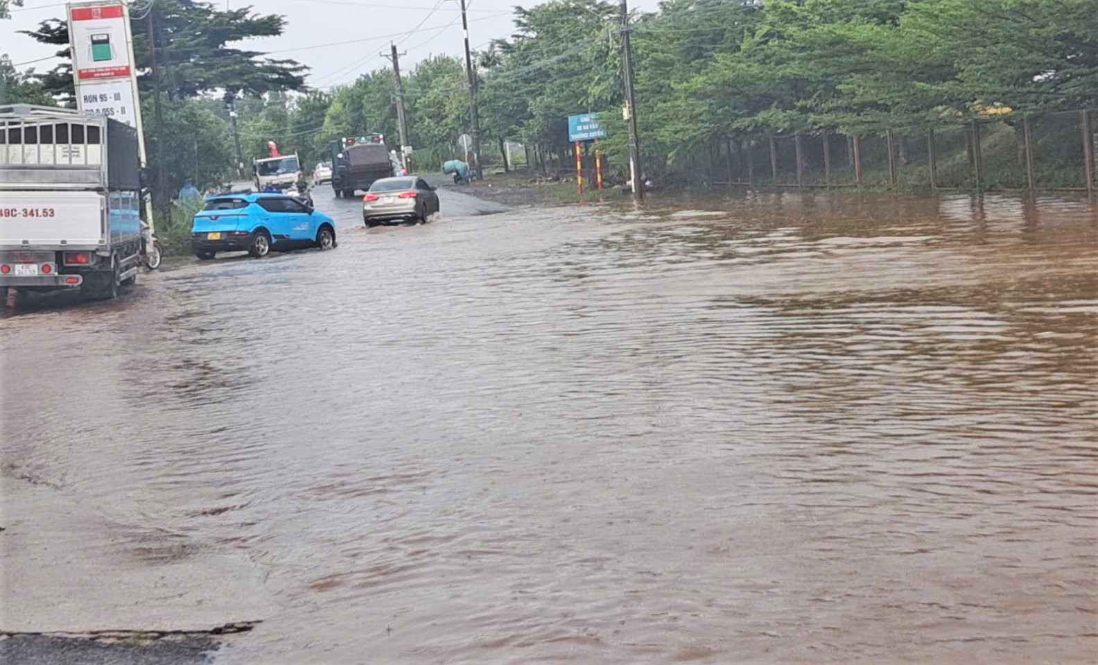 Đến 16h30 cùng ngày, mưa đã tạnh nhưng đường vẫn còn ngập sâu. Ảnh: Phúc Khánh 