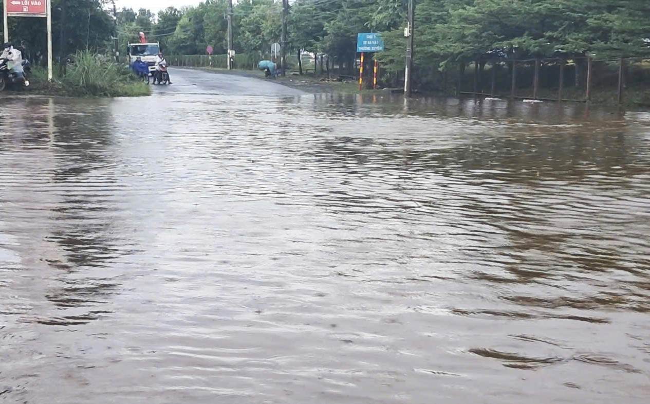 Mưa lớn khiến Tỉnh lộ 725 qua xã Bảo Lâm 1 ngập sâu kéo dài hàng trăm mét. Ảnh: Phúc Khánh 