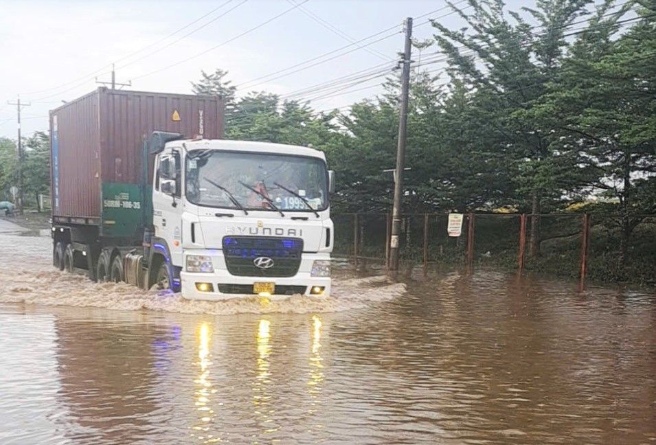 Đến 16h30 cùng ngày nước bắt đầu rút, xe đầu kéo đã lưu thông qua lại đoạn đường bị ngập. Ảnh: Phúc Khánh 