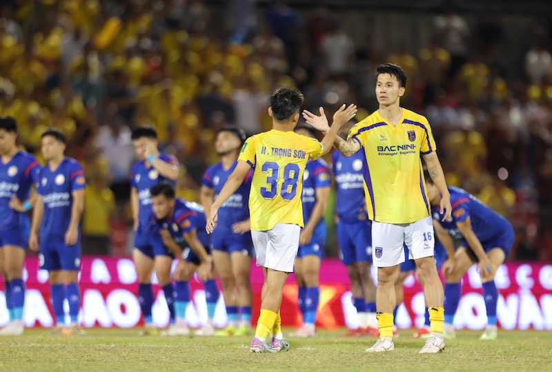 PVF-CAND se enfrenta a Bac Ninh en el partido de play-off para competir por la V.League 2026-2027. Foto de : FPT Play