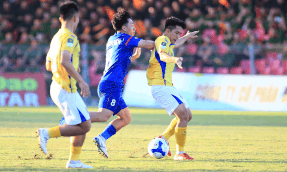 PVF-CAND rencontre Bac Ninh lors du match de barrage pour une place en V.League 2026-2027. Photo: FPT Play