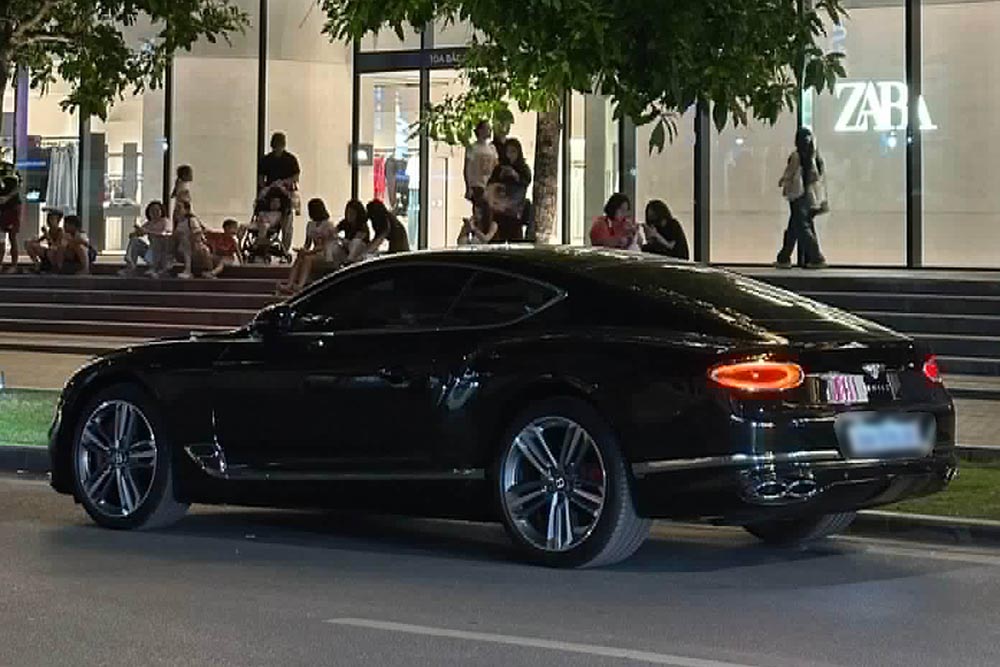 Bentley Continental GT V8 stands out on the streets of Hanoi with a characteristic luxurious style. Photo: Check in Supercars
