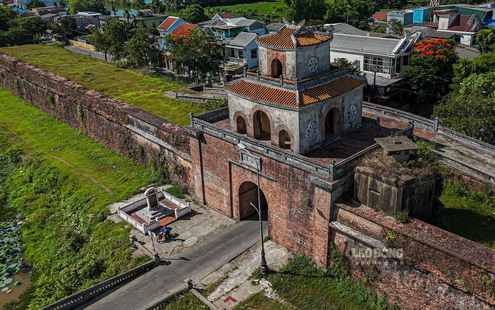 Cửa Chánh Tây là một trong những cổng thành ra vào Kinh thành Huế, là điểm giao nhau giữa đường Tôn Thất Thiệp và đường Thái Phiên, kết nối khu vực phía Tây Kinh thành với tuyến đường Lê Duẩn, đóng vai trò là cửa ngõ quan trọng của khu vực thành nội. 