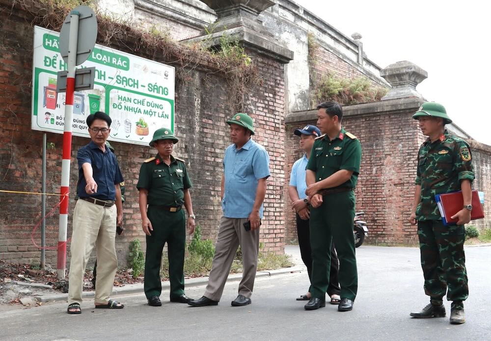 Ông Lượt chỉ tay vào vị trí ông cho là nơi chôn cất tập thể các liệt sĩ đã hy sinh trong cuộc Tổng tiến công và nổi dậy Xuân Mậu Thân 1968, một trong những giai đoạn chiến đấu ác liệt tại chiến trường Huế. Ảnh: Lê Sáu