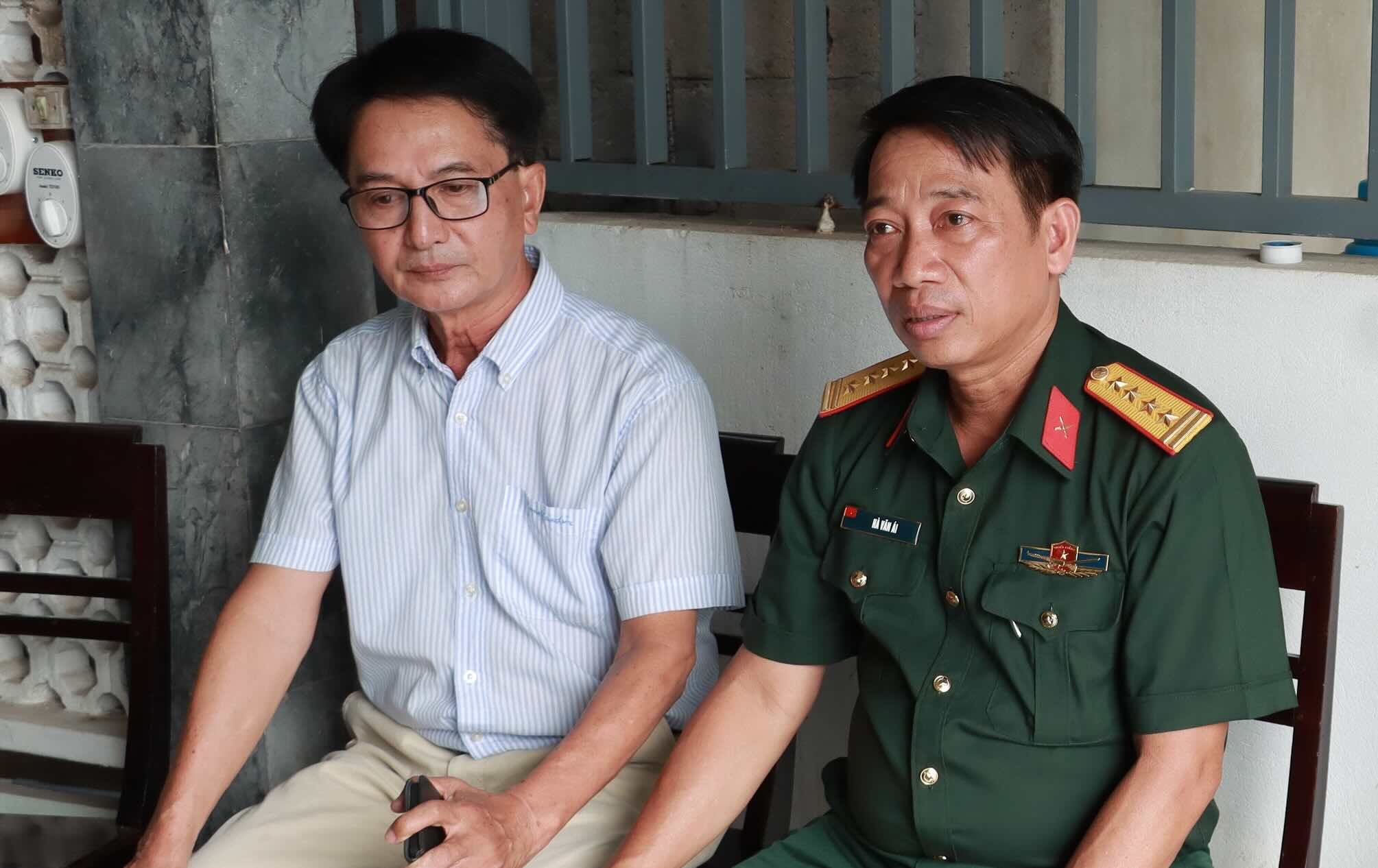 Sau khi tiếp nhận thông tin, Đại tá Hà Văn Ái - Phó Chính ủy Bộ Chỉ huy Quân sự TP Huế đã trực tiếp dẫn đầu đoàn công tác đến hiện trường để khảo sát, xác minh thực địa và xây dựng phương án tìm kiếm, quy tập hài cốt liệt sĩ (trên hình là Đại tá Hà Văn Ái cùng ông Lê Văn Lượt). Ảnh: Lê Sáu 